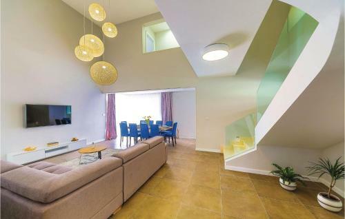Five-bedroom Holiday Home In Kastel Kambelovac