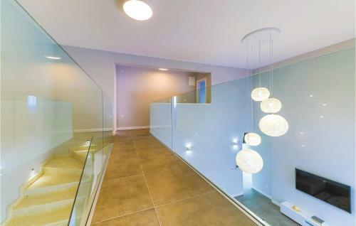 Five-bedroom Holiday Home In Kastel Kambelovac
