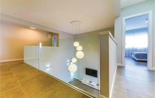 Five-bedroom Holiday Home In Kastel Kambelovac