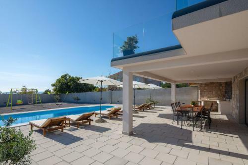Villa Petra Divine With Heated Pool