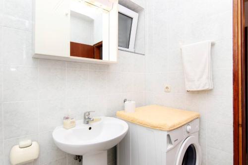 Lovely 2-bedroom Apartment In Poljica