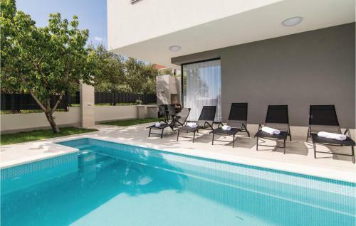 Five-bedroom Holiday Home In Kastel Kambelovac