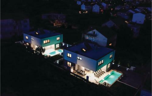 Five-bedroom Holiday Home In Kastel Kambelovac