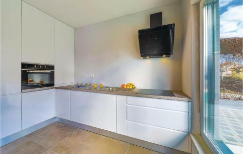 Five-bedroom Holiday Home In Kastel Kambelovac