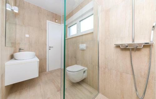 Five-bedroom Holiday Home In Kastel Kambelovac