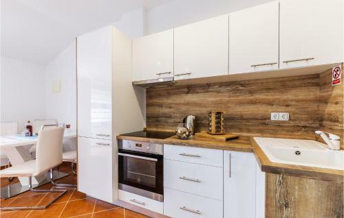 Beautiful Apartment In Pavicini W/ 1 Bedrooms