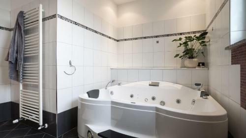 Villa Aylin 5-bed Next To The Sea