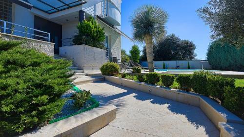 Villa Aylin 5-bed Next To The Sea