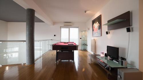Villa Aylin 5-bed Next To The Sea