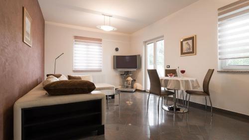 Villa Aylin 5-bed Next To The Sea