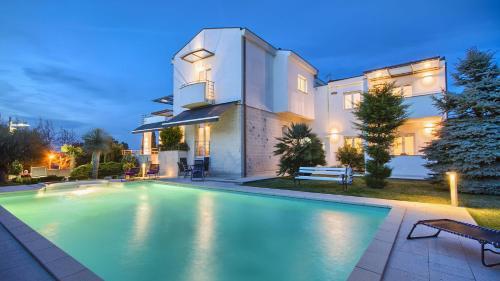 Villa Aylin 5-bed Next To The Sea