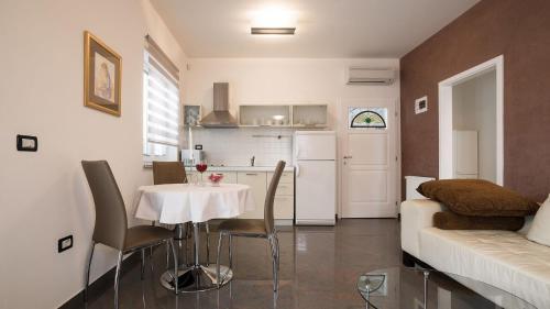 Villa Aylin 5-bed Next To The Sea