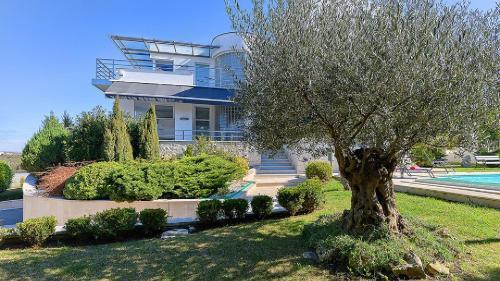 Villa Aylin 5-bed Next To The Sea
