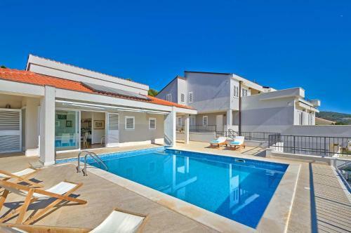 Villa Primortic - 7 Bedroom Villa - Great Pool Area - Perfect For Larger Groups