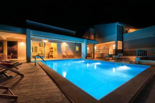 Villa Primortic - 7 Bedroom Villa - Great Pool Area - Perfect For Larger Groups
