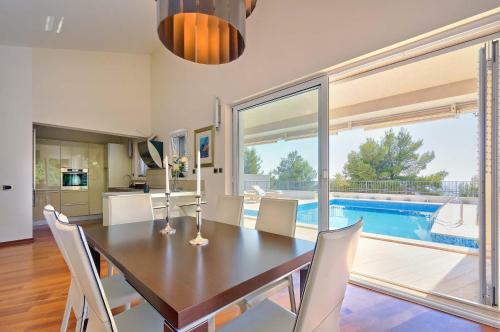 Villa Primortic - 7 Bedroom Villa - Great Pool Area - Perfect For Larger Groups