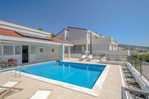 Villa Primortic - 7 Bedroom Villa - Great Pool Area - Perfect For Larger Groups