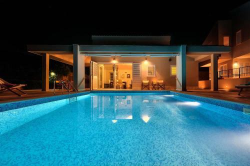 Villa Primortic - 7 Bedroom Villa - Great Pool Area - Perfect For Larger Groups