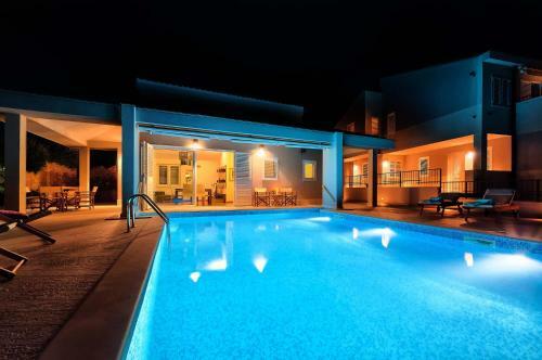 Villa Primortic - 7 Bedroom Villa - Great Pool Area - Perfect For Larger Groups