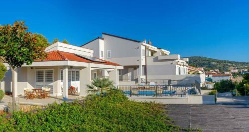 Villa Primortic - 7 Bedroom Villa - Great Pool Area - Perfect For Larger Groups