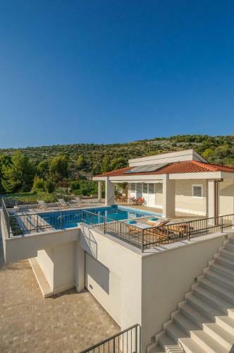 Villa Primortic - 7 Bedroom Villa - Great Pool Area - Perfect For Larger Groups