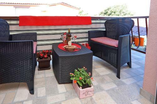 Apartment Mladen - With Balcony