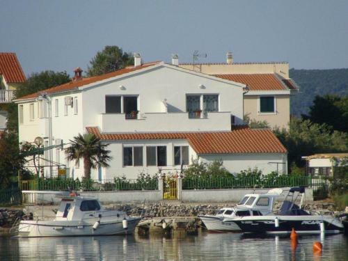 Apartments Let-5m From Sea