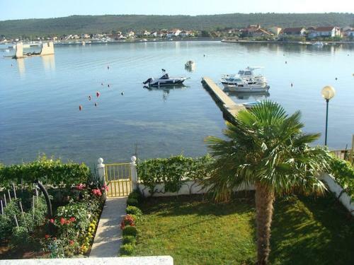 Apartments Let-5m From Sea