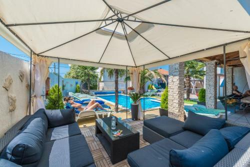 Hostal Apartments Tomo - Open Pool