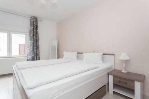 Two Bedroom Apartment With Balcony - Md1