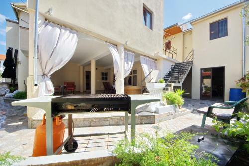 Cosy Renovated Apartment For 5 People