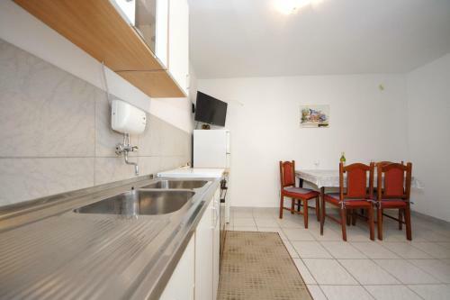 Cosy Renovated Apartment For 5 People