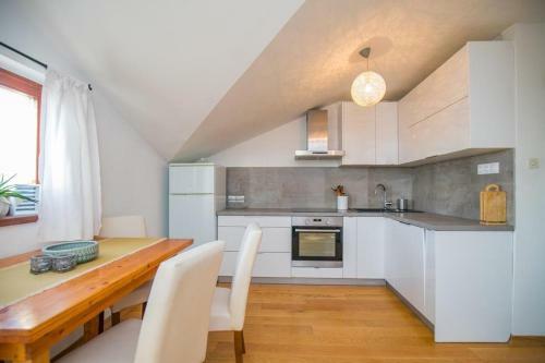 Apartment Iva - Modern With View