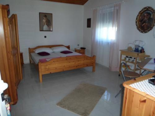 Studio Apartment In Nin With Terrace, Air Conditioning, Wi-fi (233-2)
