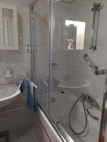 Homy Apartment In Buda, With Safe Garage And Terrace