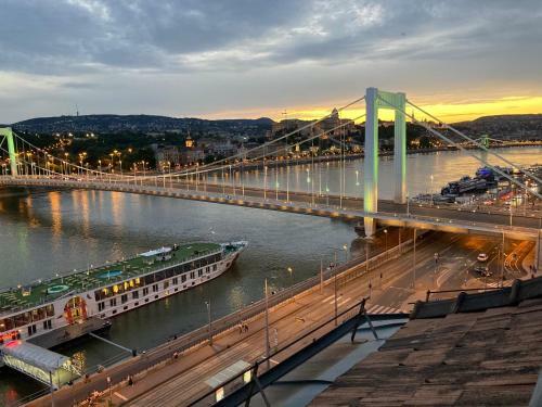 Apartamento Riverside Flat With King Castle View