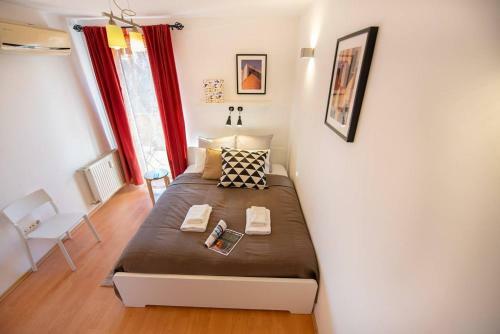 Central A/c Apartment With Large Balcony