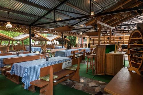 Motel Fez?r Panzi� �s �tterem