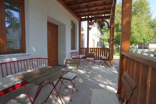 Hegyes-tet? Vend�gh�z