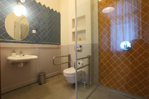 Hegyes-tet? Vend�gh�z