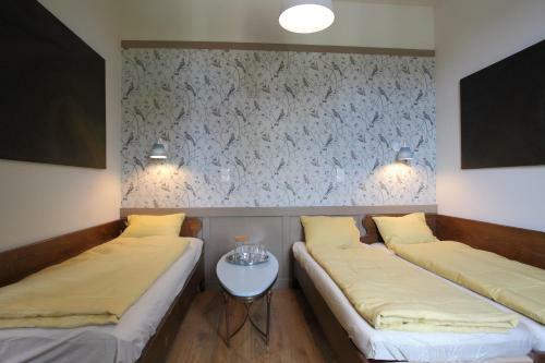 Hegyes-tet? Vend�gh�z