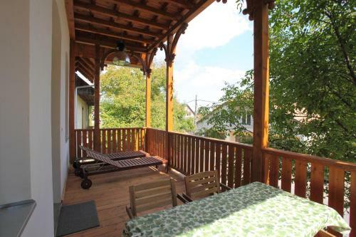 Hegyes-tet? Vend�gh�z