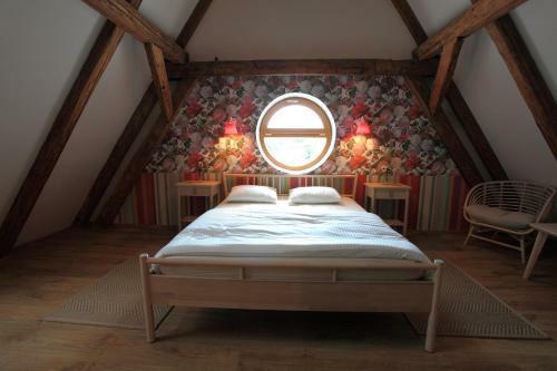 Hegyes-tet? Vend�gh�z