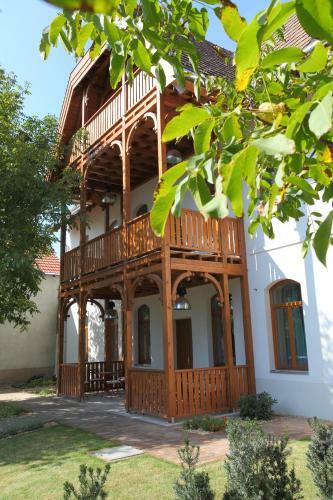 Hegyes-tet? Vend�gh�z