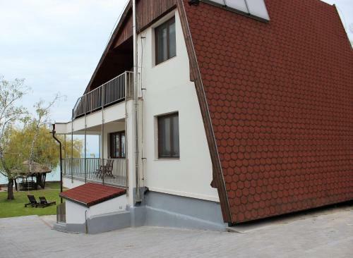 T�parti Villa, K�zvetlen V�zkapcsolattal