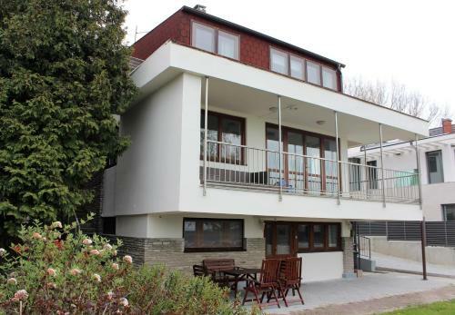 T�parti Villa, K�zvetlen V�zkapcsolattal
