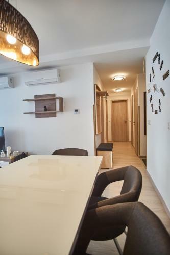 Az�r Apartments - Hostaid
