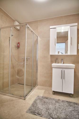 Az�r Apartments - Hostaid