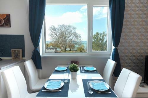 Panor�m�s, T�parti, L�gkondicion�lt Apartman