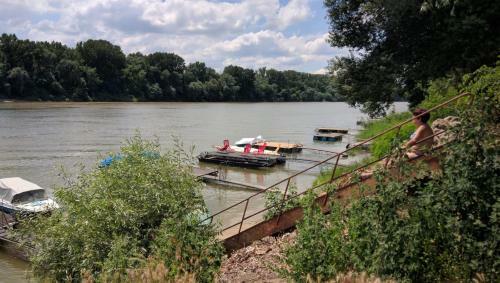 Tisza Parti Nyaral�h�z